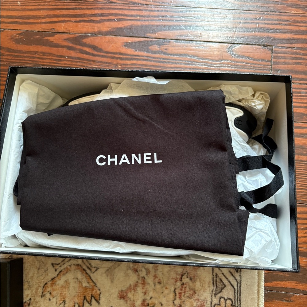 CHANEL Cream and Black Sneakers with Gold Logo - Picture 4 of 6